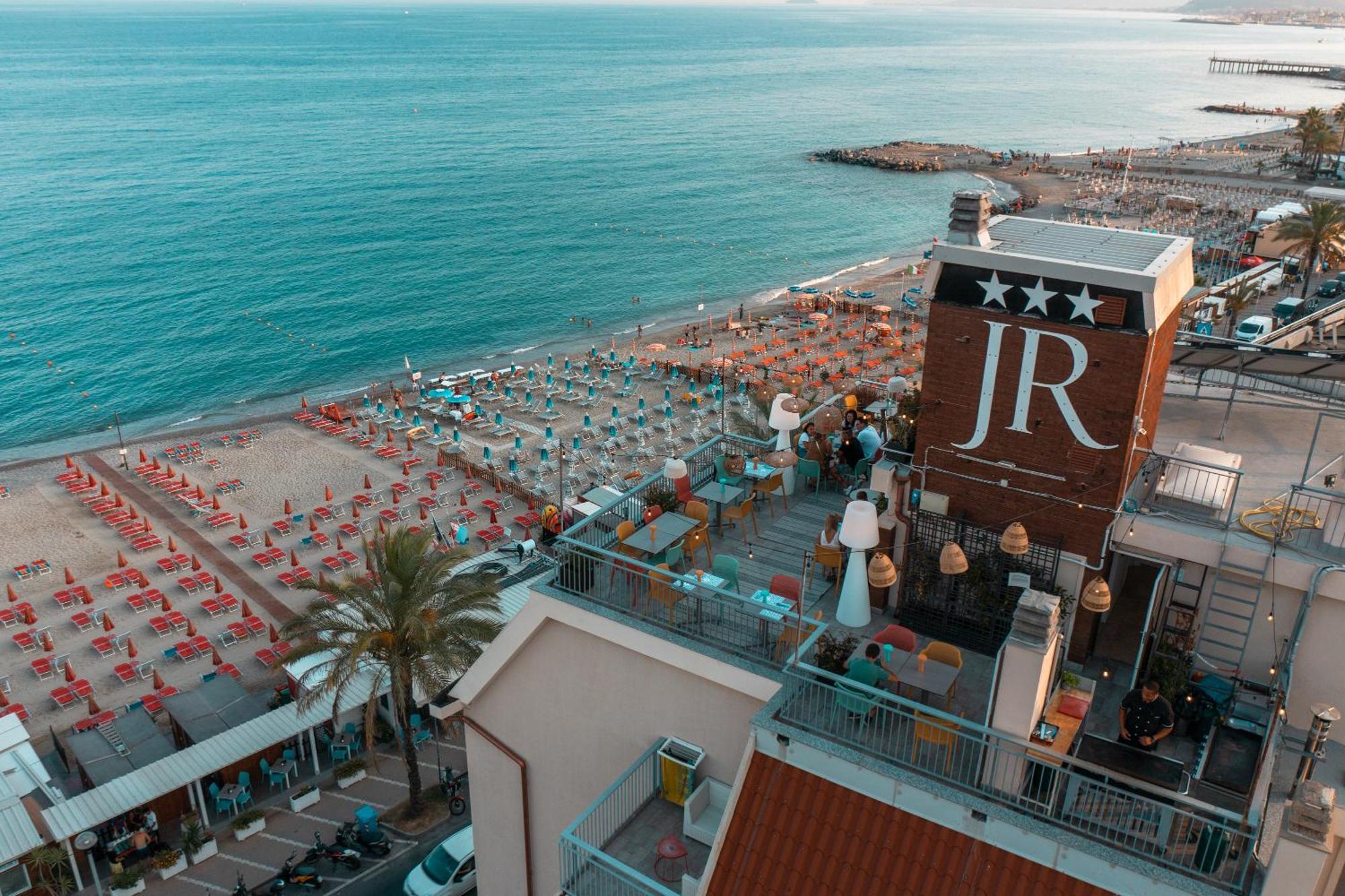 Hotel Jolly Roger Pietra Ligure Exterior foto
